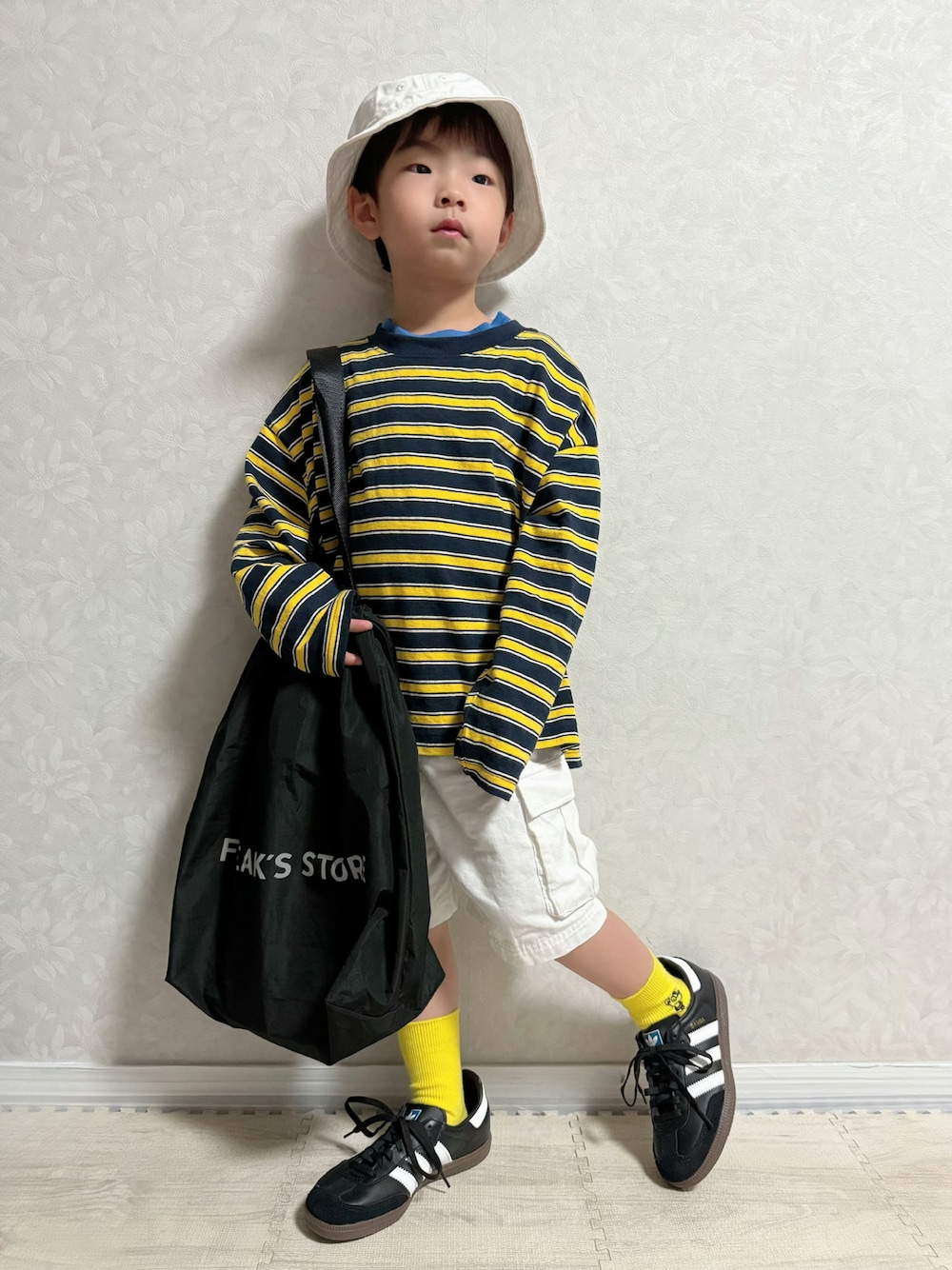 ブルー系のTシャツ/カットソー、ブラック系のエコバッグ/サブバッグ、ホワイト系のその他パンツを着用したキッズの春コーディネートの1枚目の写真