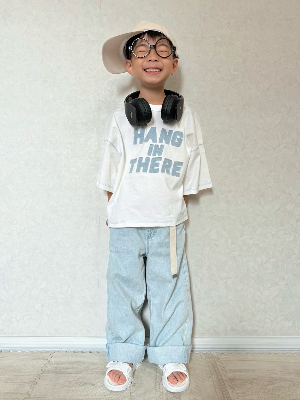 ホワイト系のTシャツ/カットソー、ブルー系のデニムパンツ、ホワイト系のサンダルを着用したキッズの夏コーディネートの1枚目の写真