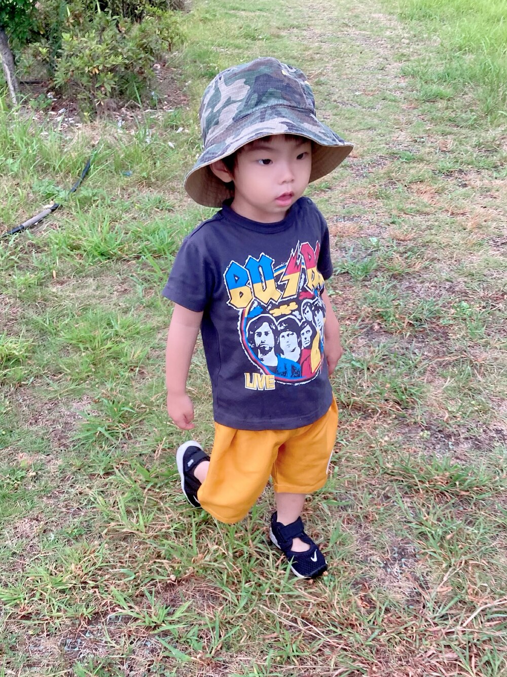 グレー系のTシャツ/カットソー、イエロー系のその他パンツ、ブラック系のスニーカーを着用したキッズの夏コーディネートの1枚目の写真