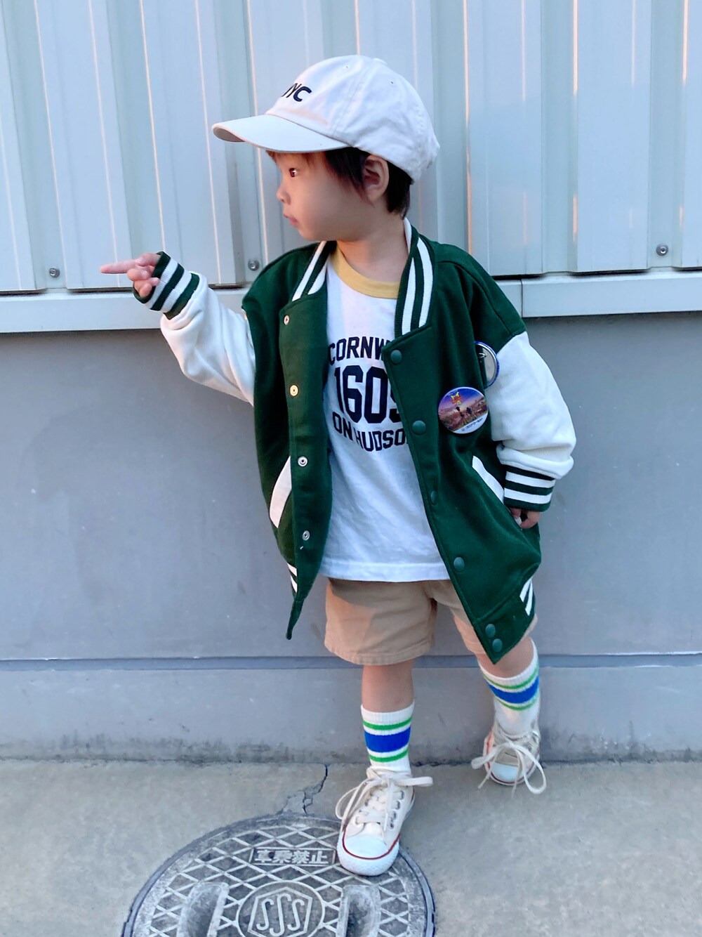 ホワイト系のTシャツ/カットソー、ベージュ系のパンツ、グリーン系のブルゾンを着用したキッズの秋コーディネートの1枚目の写真