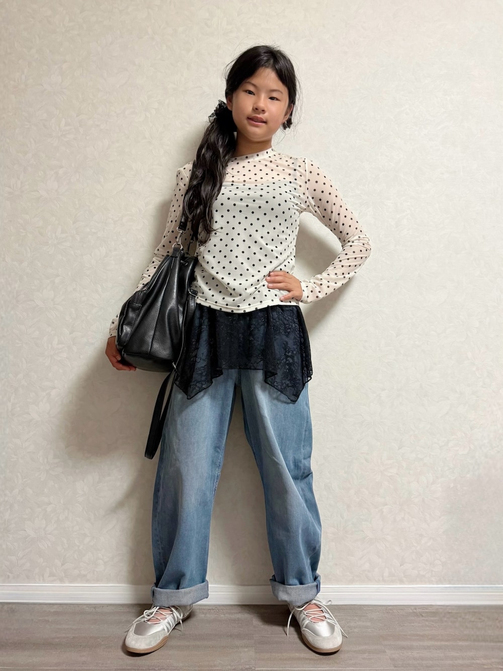 ホワイト系のTシャツ/カットソー、ブラック系のキャミソール、ブルー系のデニムパンツを着用したキッズの夏コーディネートの1枚目の写真