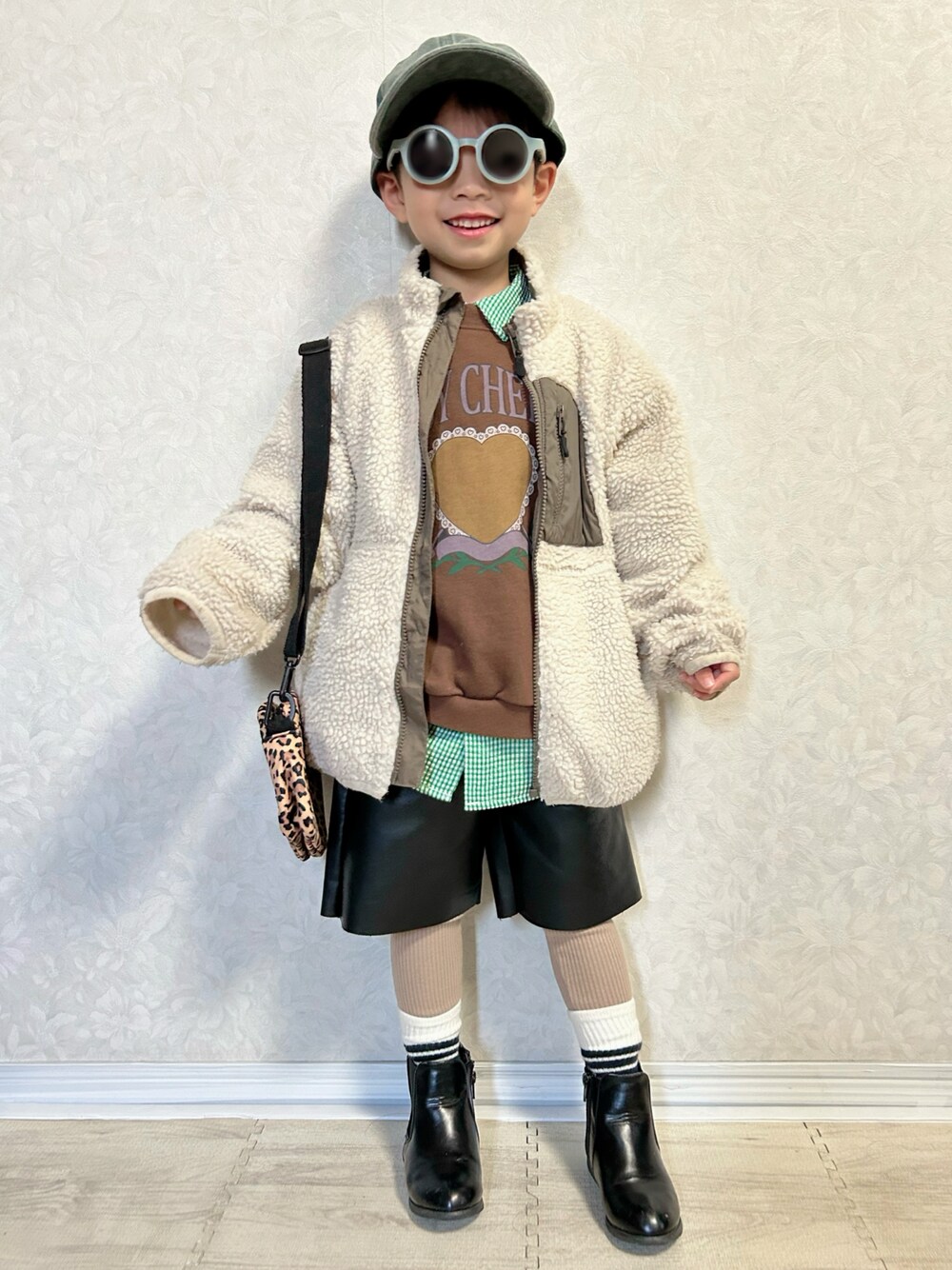 ブラウン系のスウェット、ブラック系のパンツ、グリーン系のシャツ/ブラウスを着用したキッズの冬コーディネートの1枚目の写真