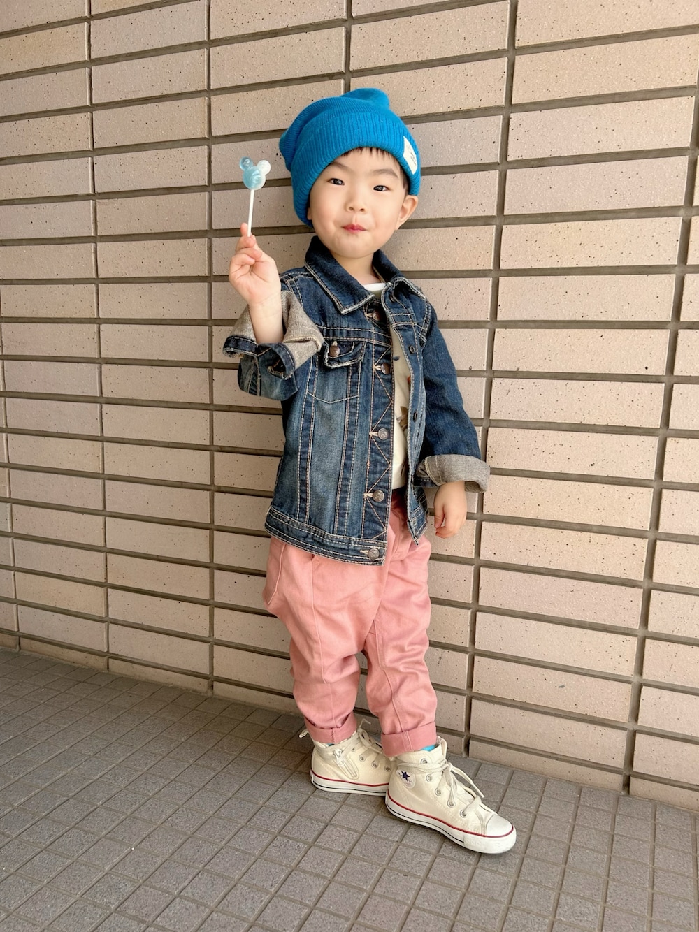 「お誕生日おめでとう！、ホワイトフェス、春コーデ、カジュアルコーデ、シンプルコーデ、カラーパンツ、休日スタイル、デニム、プチプラ、古着MIX、コンバース、ビタミンカラー、レイヤードスタイル、ジャケットスタイル、スニーカー」｜「DONOBANの858円→92円 84円まで値下がってた😆（ニットキャップ/ビーニー、ブルー系）」を使った、lenlen23さん（キッズ・90cm）の春コーディネートの1枚目の写真