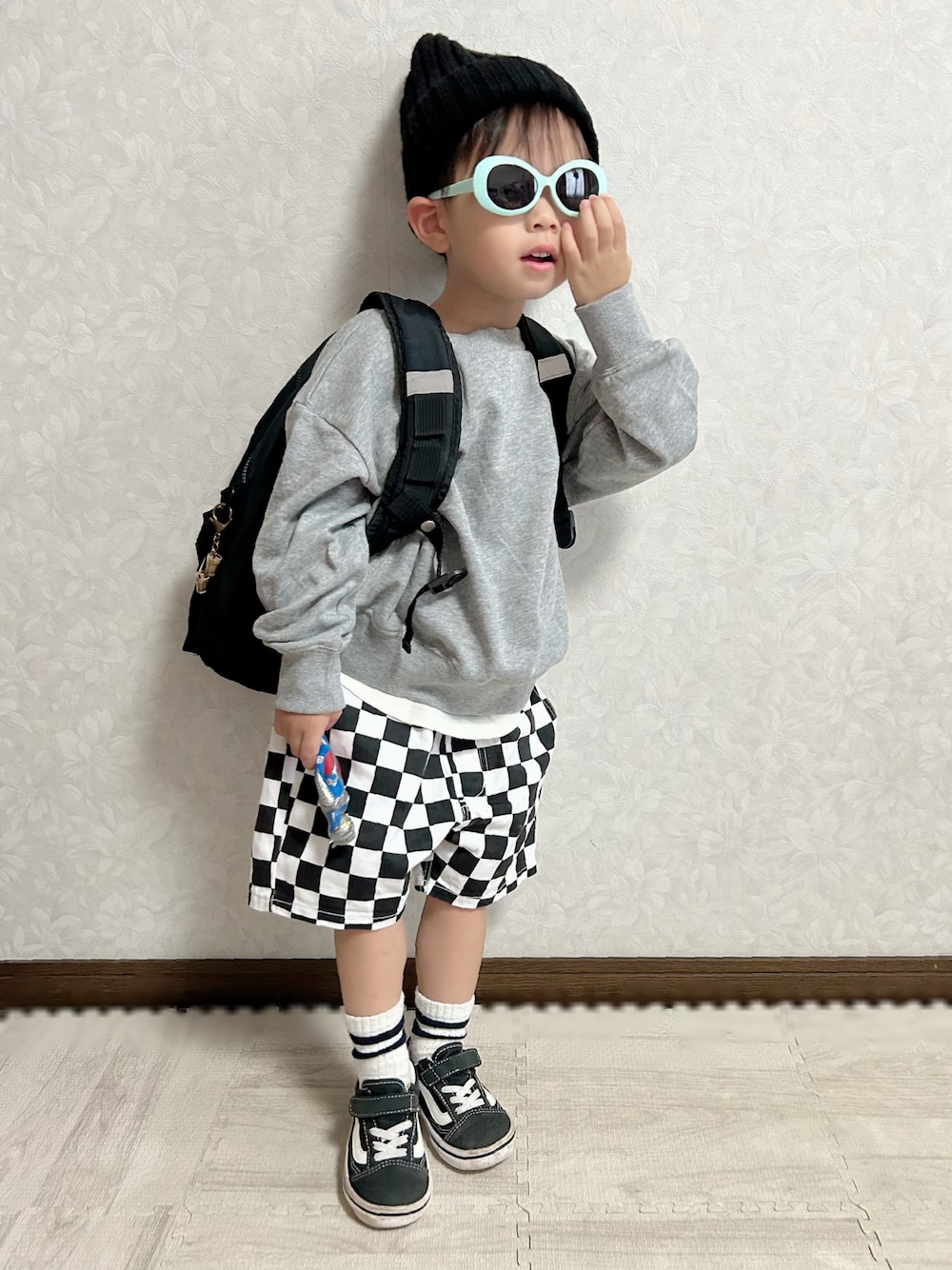 グレー系のスウェット、ブラック系のその他パンツ、ブラック系のスニーカーを着用したキッズの秋コーディネートの1枚目の写真