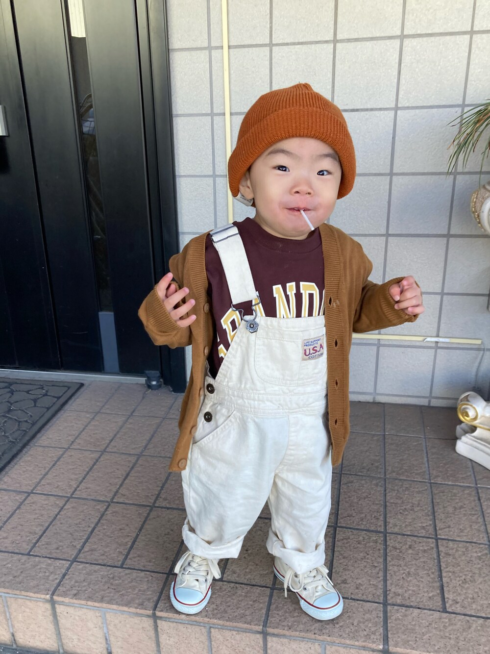 「お誕生日おめでとう！、カジュアルコーデ、休日コーデ、オーバーオール、ロゴスウェット、カーディガン、コンバース オールスター、コンバース、ニット帽、2歳3ヶ月、WEARは皆の拠り所、STOP 誹謗中傷、笑顔の輪を繋ごう、笑顔拡散、サロペット」｜「CIAOPANIC TYPYの【KIDS】ニットワッチキャップ（キャップ、オレンジ系）」を使った、lenlen23さん（キッズ・80cm）の冬コーディネートの1枚目の写真