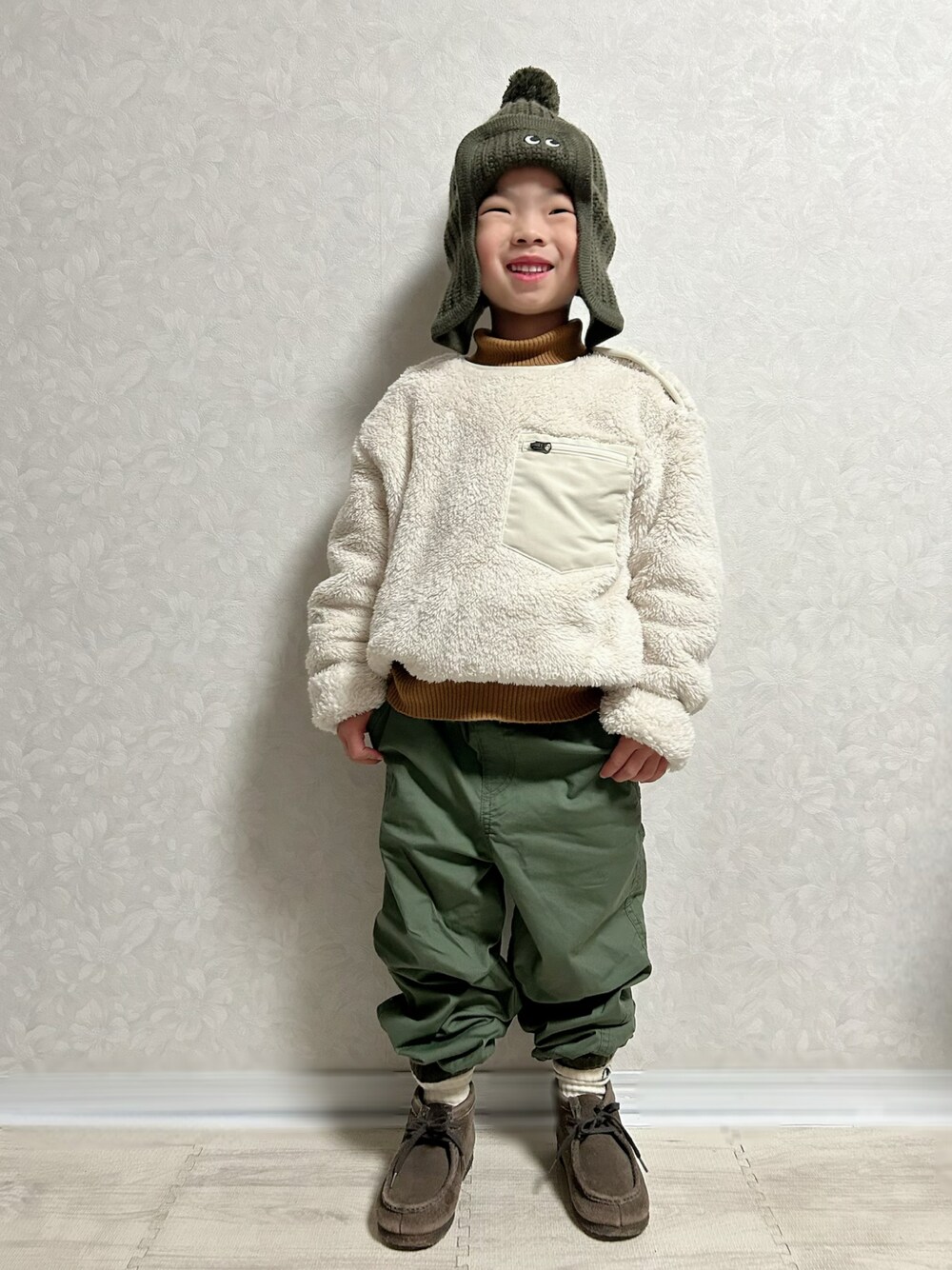 「冬コーデ、カジュアルコーデ、レイヤードスタイル、フリース、UNIQLO、ユニクロ、タートルネック、ブーツ、ニット帽、フライトキャップ、ファー、古着MIX、お出かけコーデ、暖パン、ニット」｜「UNIQLOのヒートテックニットキャップ S/M 1,990円（ニットキャップ/ビーニー、グリーン系）」を使った、lenlen23さん（キッズ・100cm）の冬コーディネートの1枚目の写真