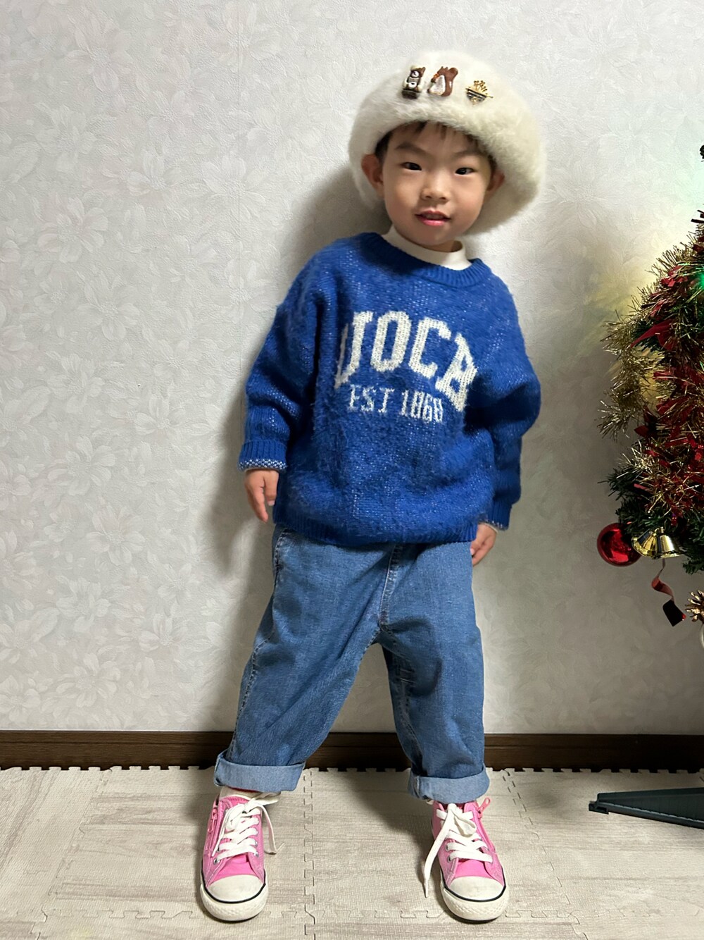 ブルー系のニット/セーター、ブルー系のデニムパンツ、ピンク系のスニーカーを着用したキッズの冬コーディネートの1枚目の写真