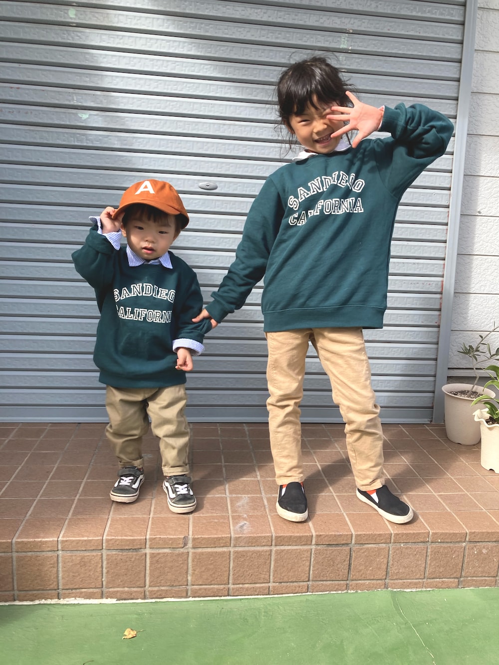 ブルー系のシャツ/ブラウス、ベージュ系のその他パンツ、ピンク系のシャツ/ブラウスを着用したキッズの秋コーディネートの1枚目の写真