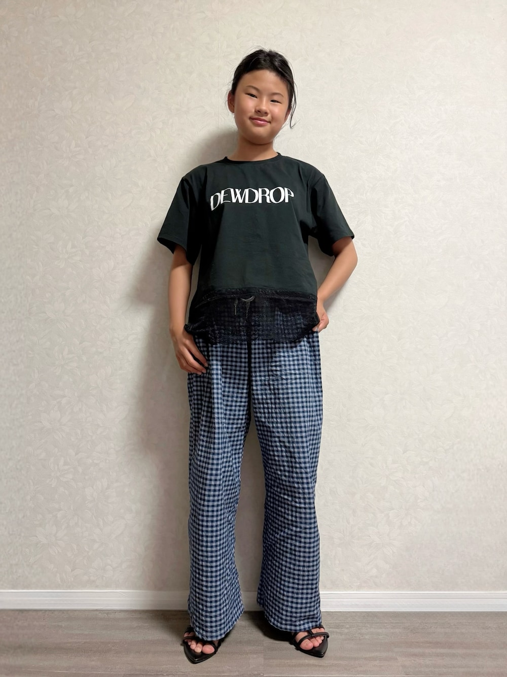 ブラック系のTシャツ/カットソー、ブルー系のその他パンツ、ブラック系のサンダルを着用したキッズの夏コーディネートの1枚目の写真