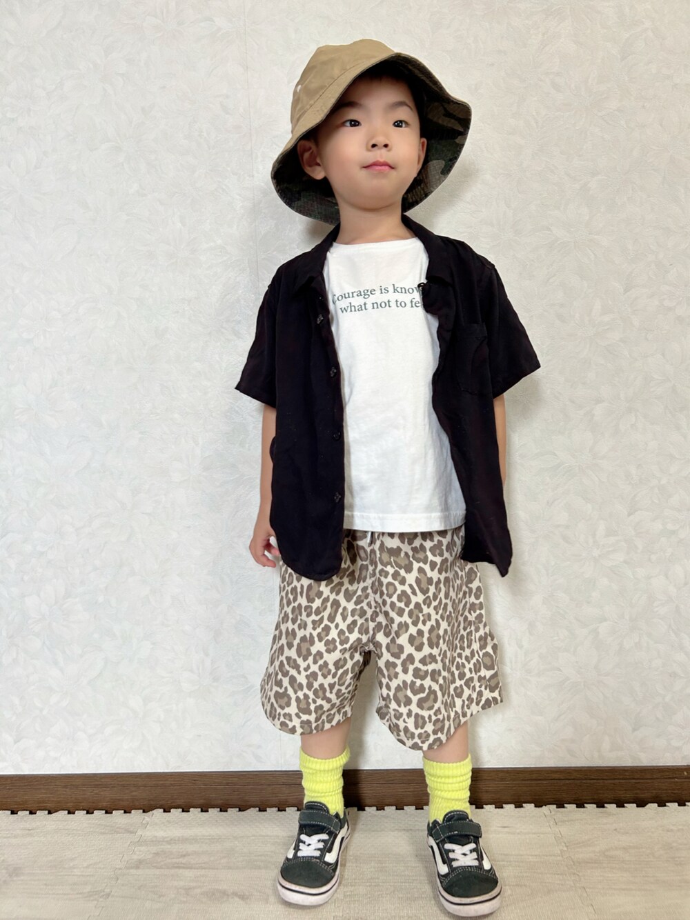 ホワイト系のTシャツ/カットソー、ブラック系のシャツ/ブラウス、ベージュ系のその他パンツを着用したキッズの夏コーディネートの1枚目の写真