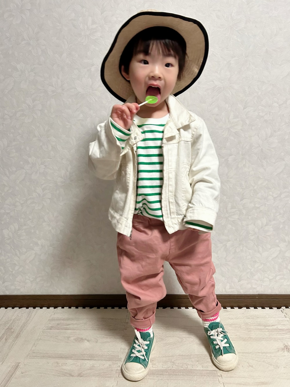 グリーン系のTシャツ/カットソー、ホワイト系のデニムジャケット、ピンク系のチノパンツを着用したキッズの春コーディネートの1枚目の写真
