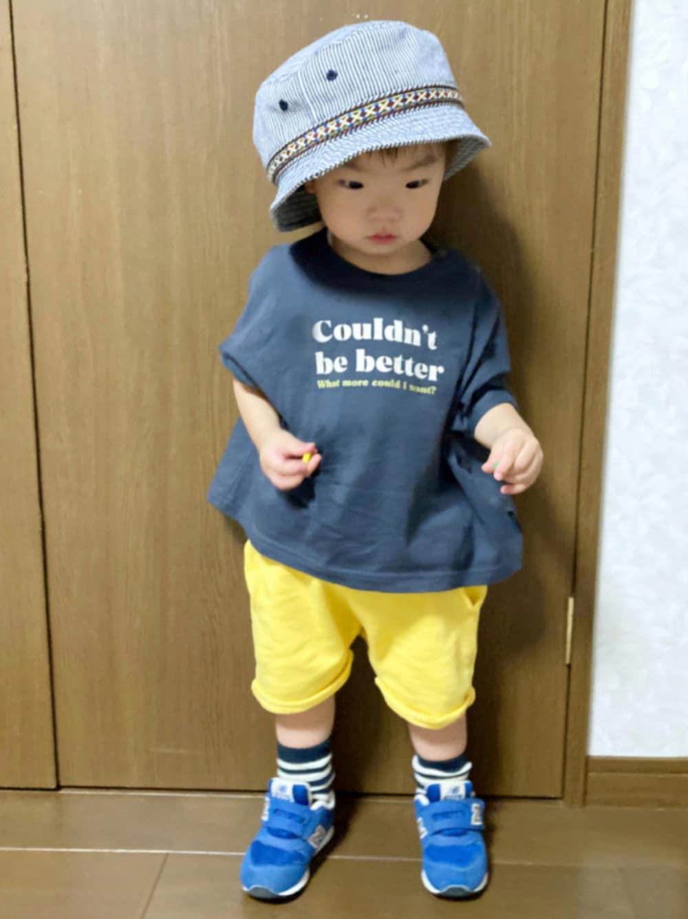 グレー系のTシャツ/カットソー、イエロー系のパンツ、ブルー系のスニーカーを着用したキッズの夏コーディネートの1枚目の写真