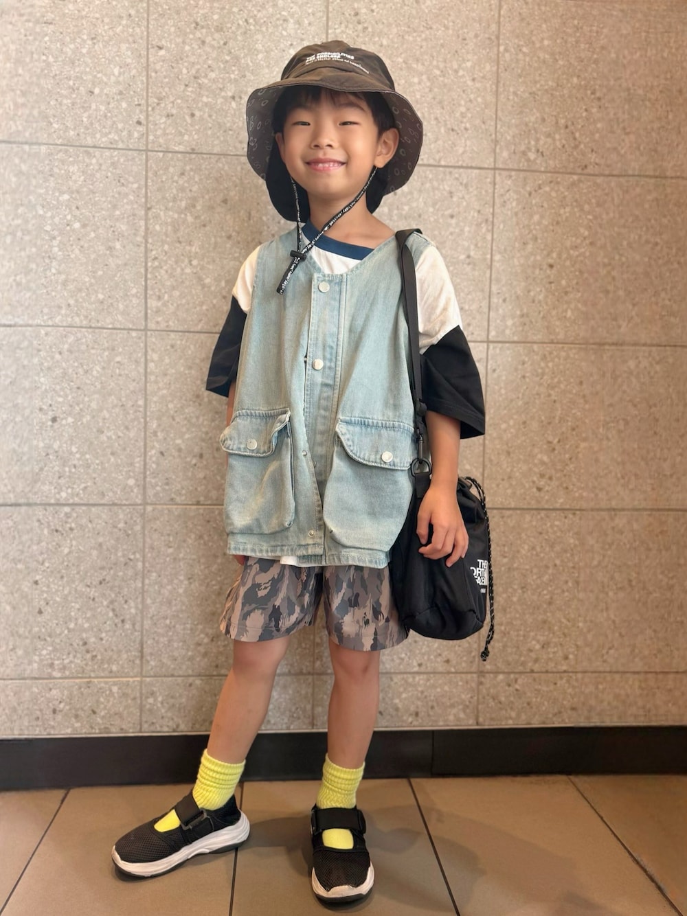 ホワイト系のTシャツ/カットソー、グリーン系のその他パンツ、ブラック系のショルダーバッグを着用したキッズの夏コーディネートの1枚目の写真