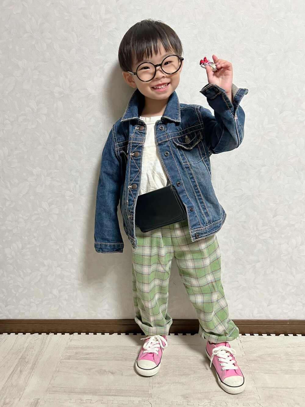 ホワイト系のTシャツ/カットソー、グリーン系のスラックス、ブルー系のデニムジャケットを着用したキッズの秋コーディネートの1枚目の写真