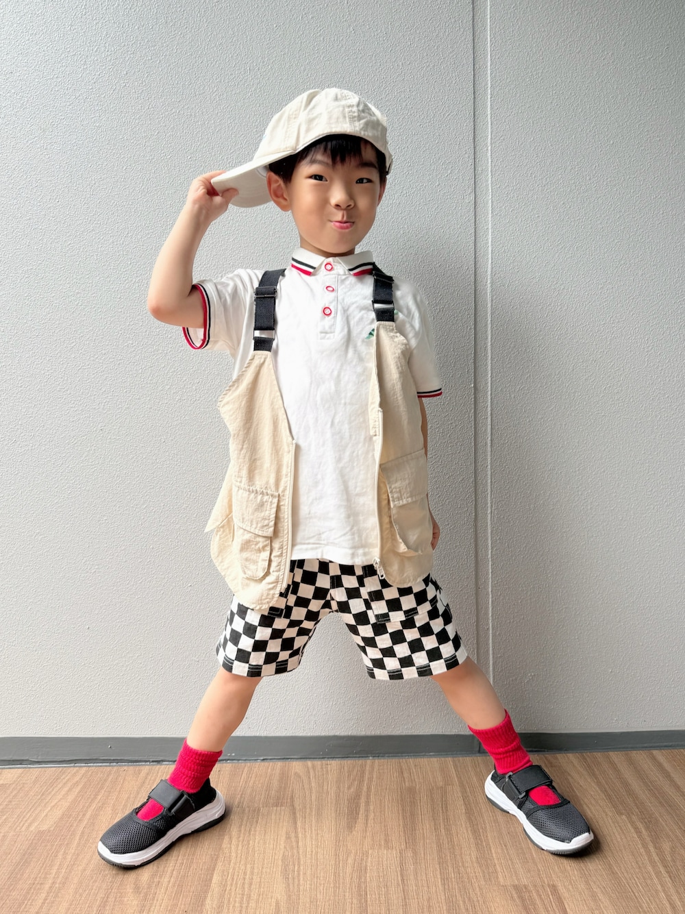 ベージュ系のベスト、ホワイト系のポロシャツ、その他のその他パンツを着用したキッズの夏コーディネートの1枚目の写真