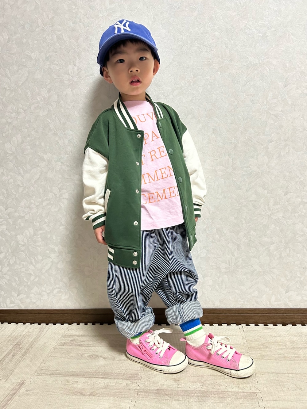 ピンク系のTシャツ/カットソー、グリーン系のブルゾン、ブルー系のデニムパンツを着用したキッズの春コーディネートの1枚目の写真