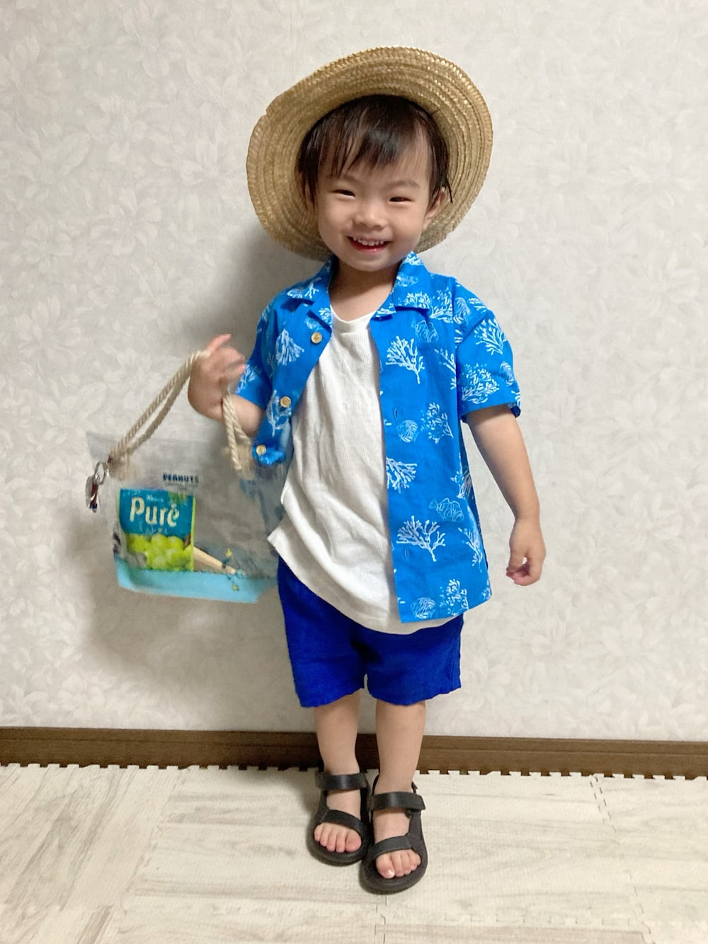 ホワイト系のタンクトップ、ブルー系のシャツ/ブラウス、ブルー系のその他パンツを着用したキッズの夏コーディネートの1枚目の写真