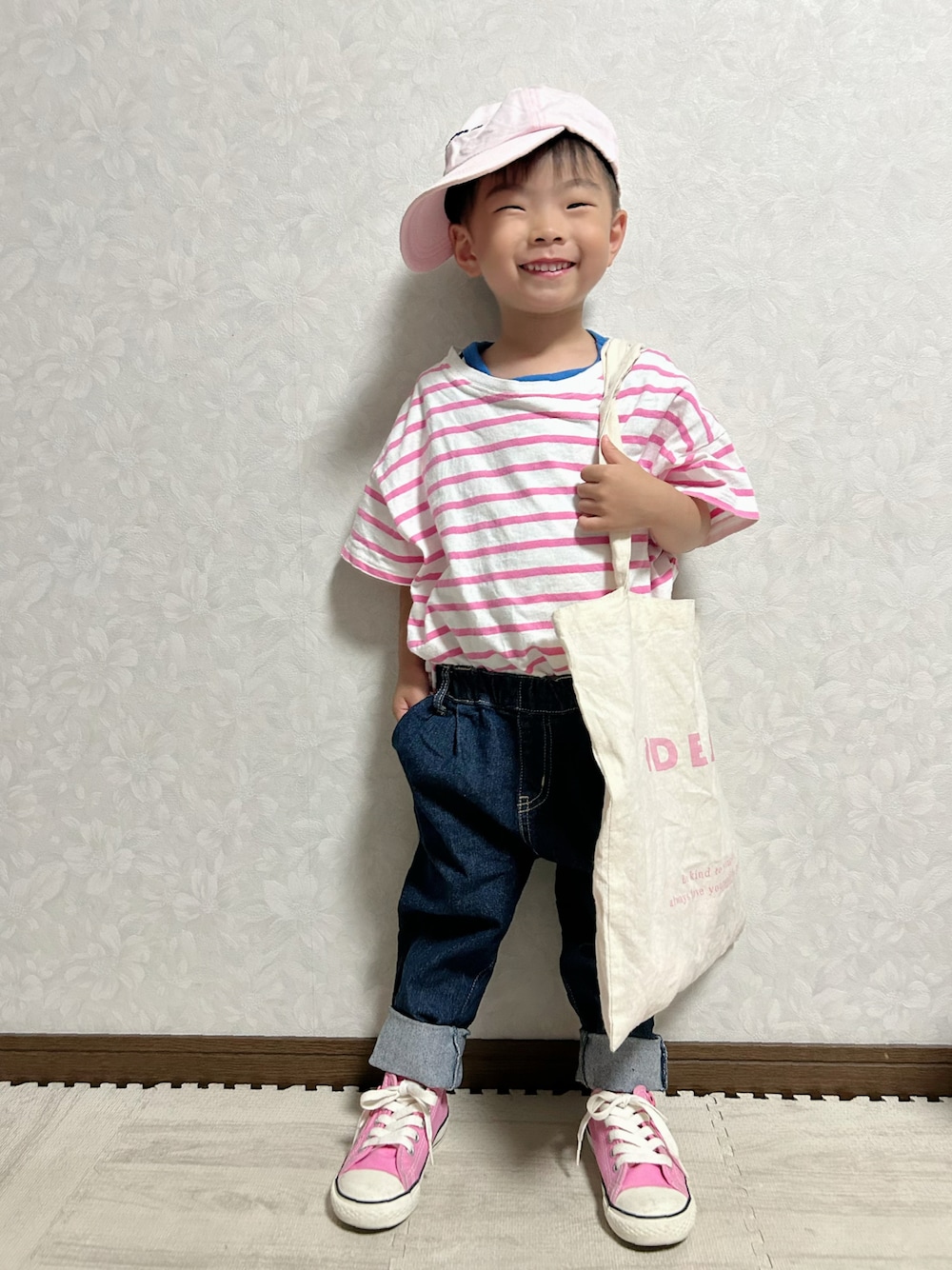 ブラック系のタンクトップ、ピンク系のTシャツ/カットソー、ブルー系のデニムパンツを着用したキッズの夏コーディネートの1枚目の写真