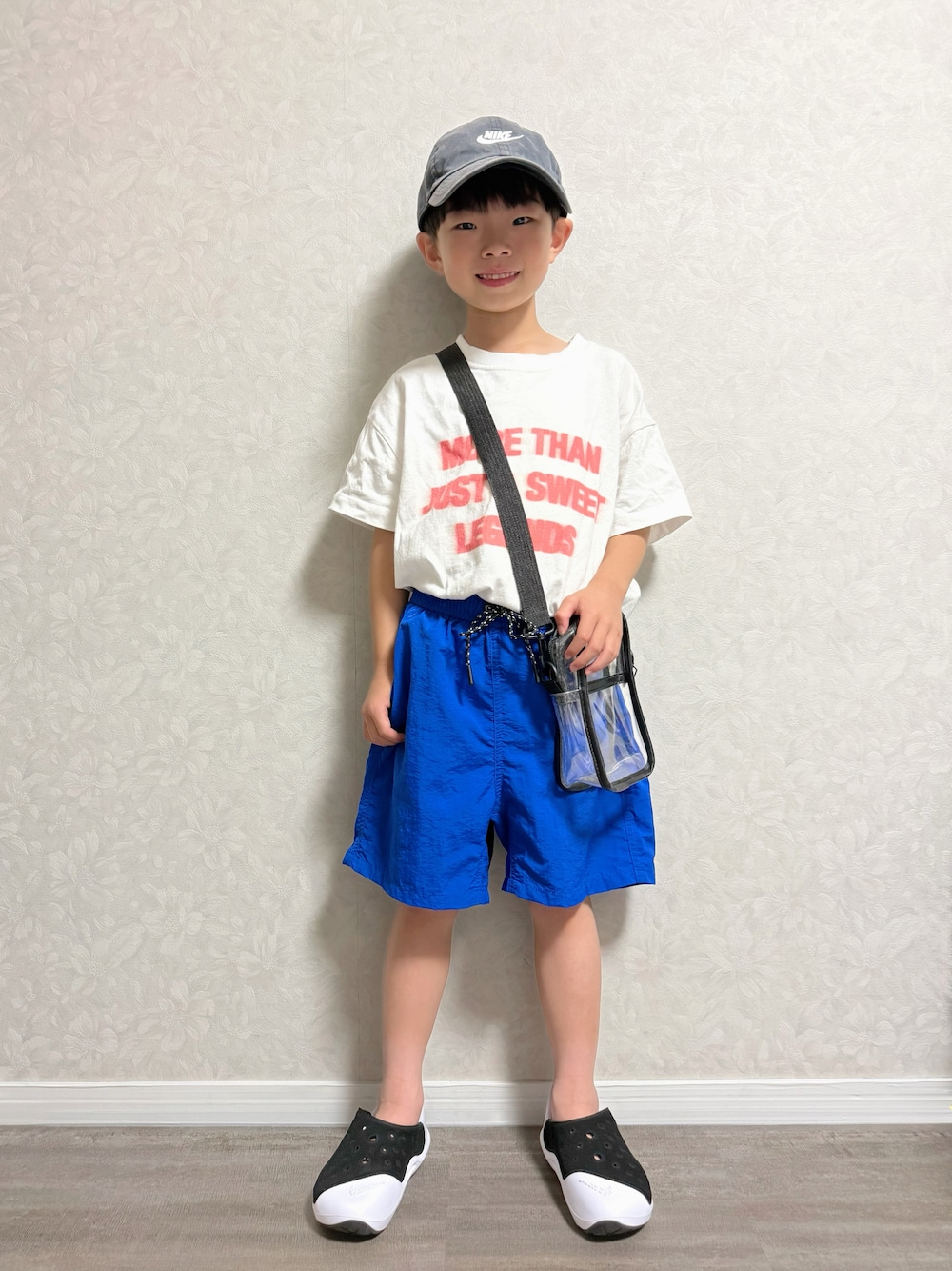 ホワイト系のTシャツ/カットソー、ブルー系のその他パンツ、ホワイト系のサンダルを着用したキッズの夏コーディネートの1枚目の写真