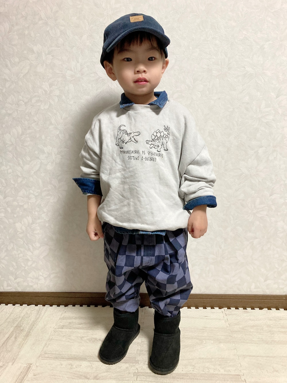 ブルー系のシャツ/ブラウス、グレー系のスウェット、ブルー系のパンツを着用したキッズの冬コーディネートの1枚目の写真