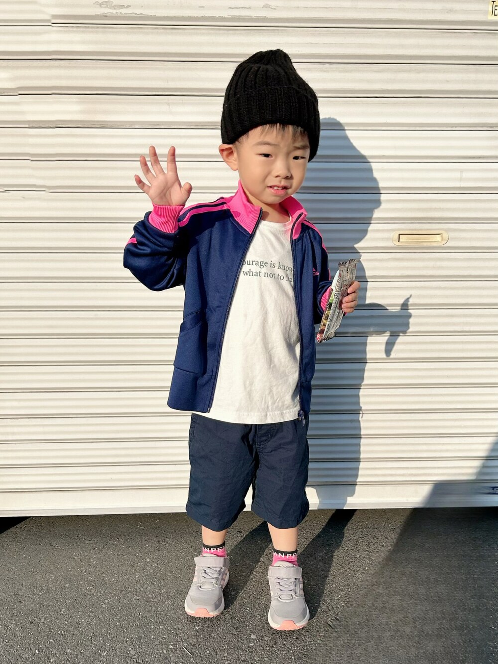 ホワイト系のTシャツ/カットソー、ブルー系のジャージ、ブルー系のその他パンツを着用したキッズの秋コーディネートの1枚目の写真