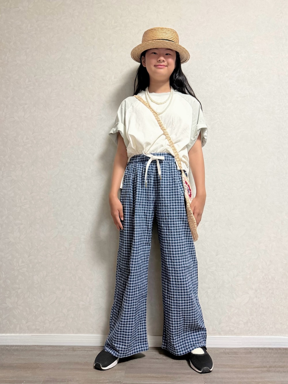 ブルー系のその他パンツ、ブラック系のサンダル、ブルー系のTシャツ/カットソーを着用したキッズの夏コーディネートの1枚目の写真