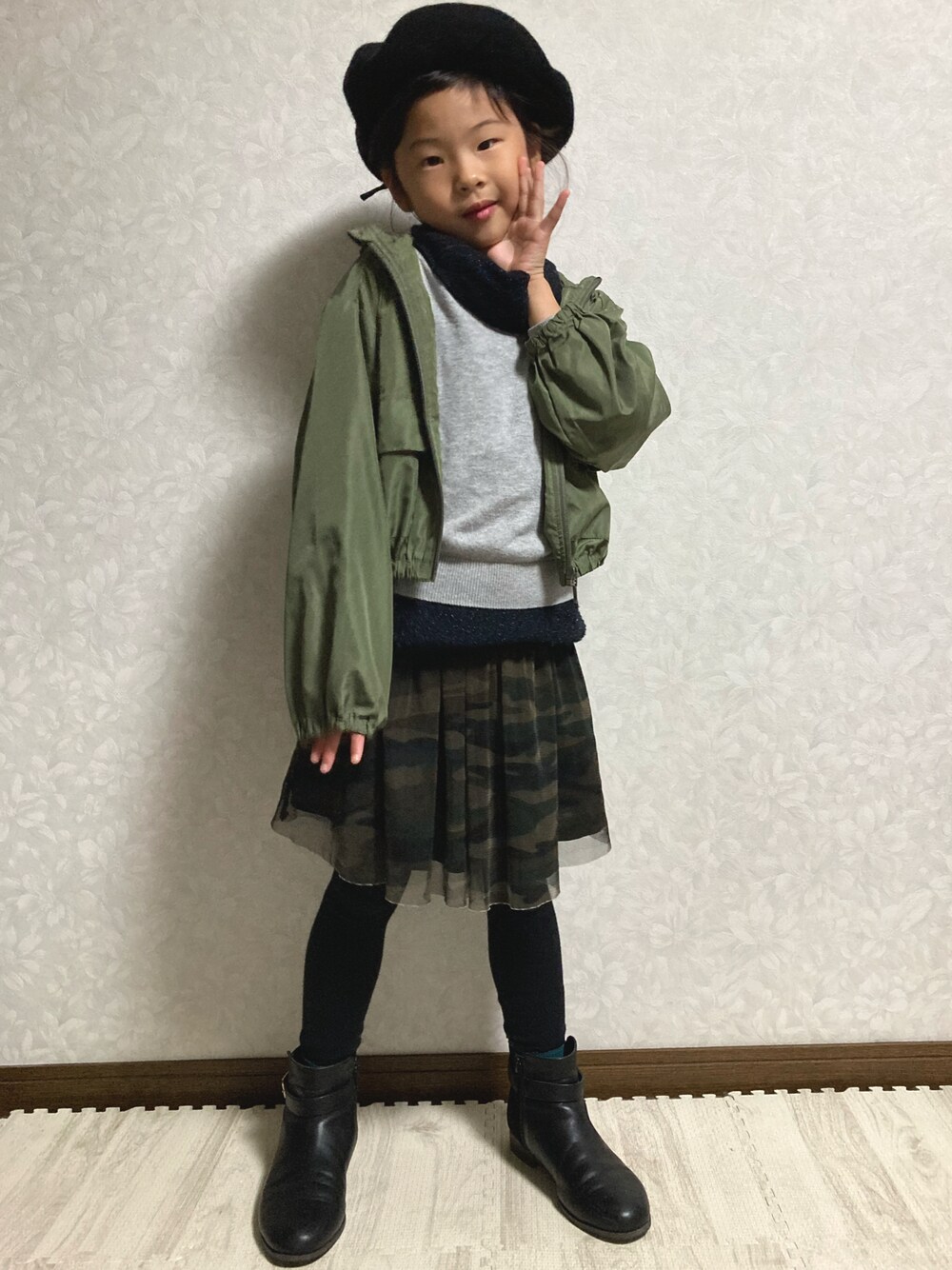 ブラック系のニット/セーター、グレー系のニット/セーター、グリーン系のマウンテンパーカーを着用したキッズの秋コーディネートの1枚目の写真