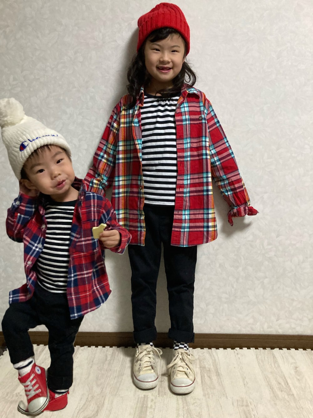 レッド系のシャツ/ブラウス、ホワイト系のスニーカー、ホワイト系のTシャツ/カットソーを着用したキッズの冬コーディネートの1枚目の写真
