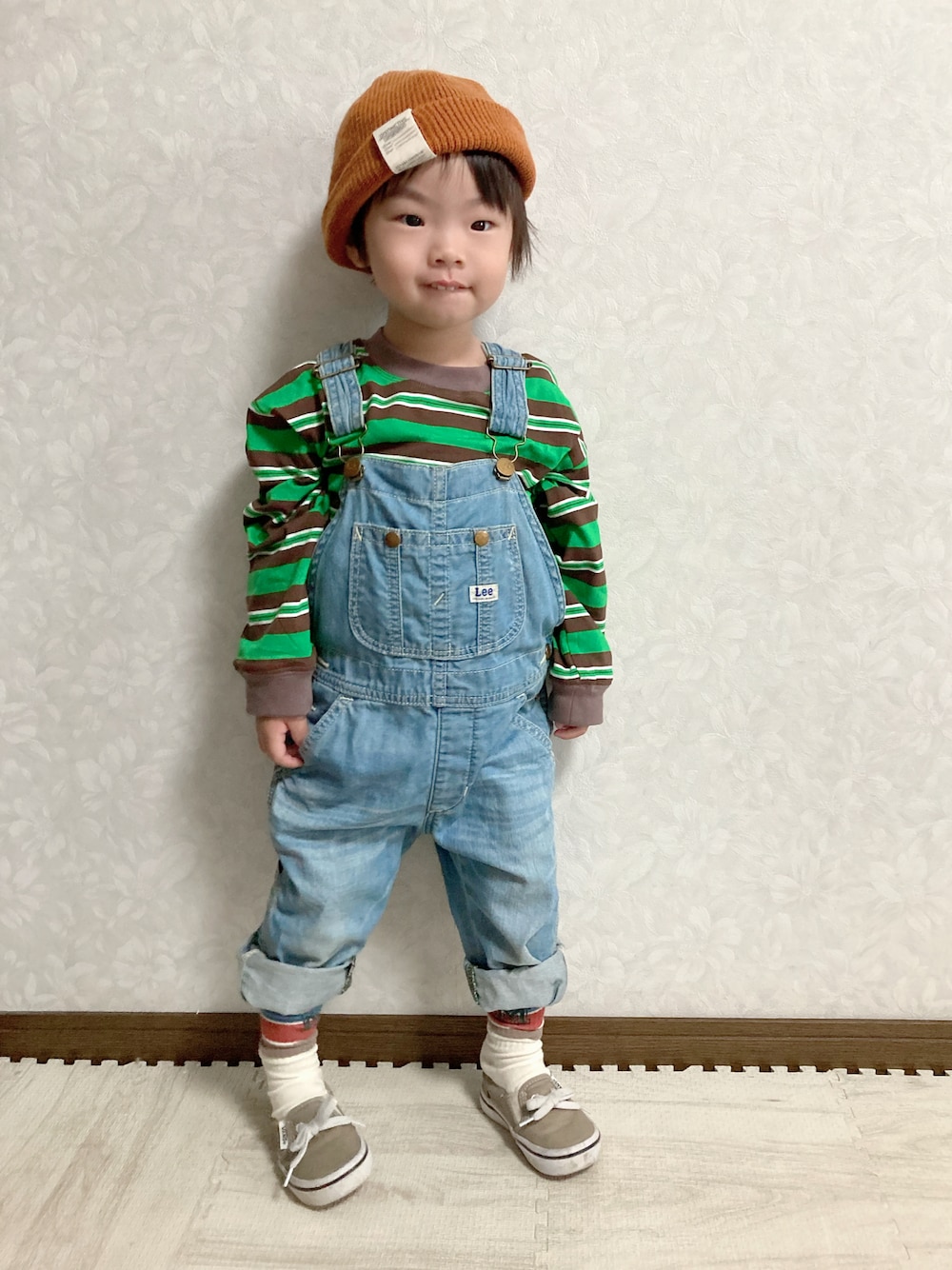 グリーン系のTシャツ/カットソー、ブルー系のサロペット/オーバーオール、ブラウン系のスニーカーを着用したキッズの秋コーディネートの1枚目の写真