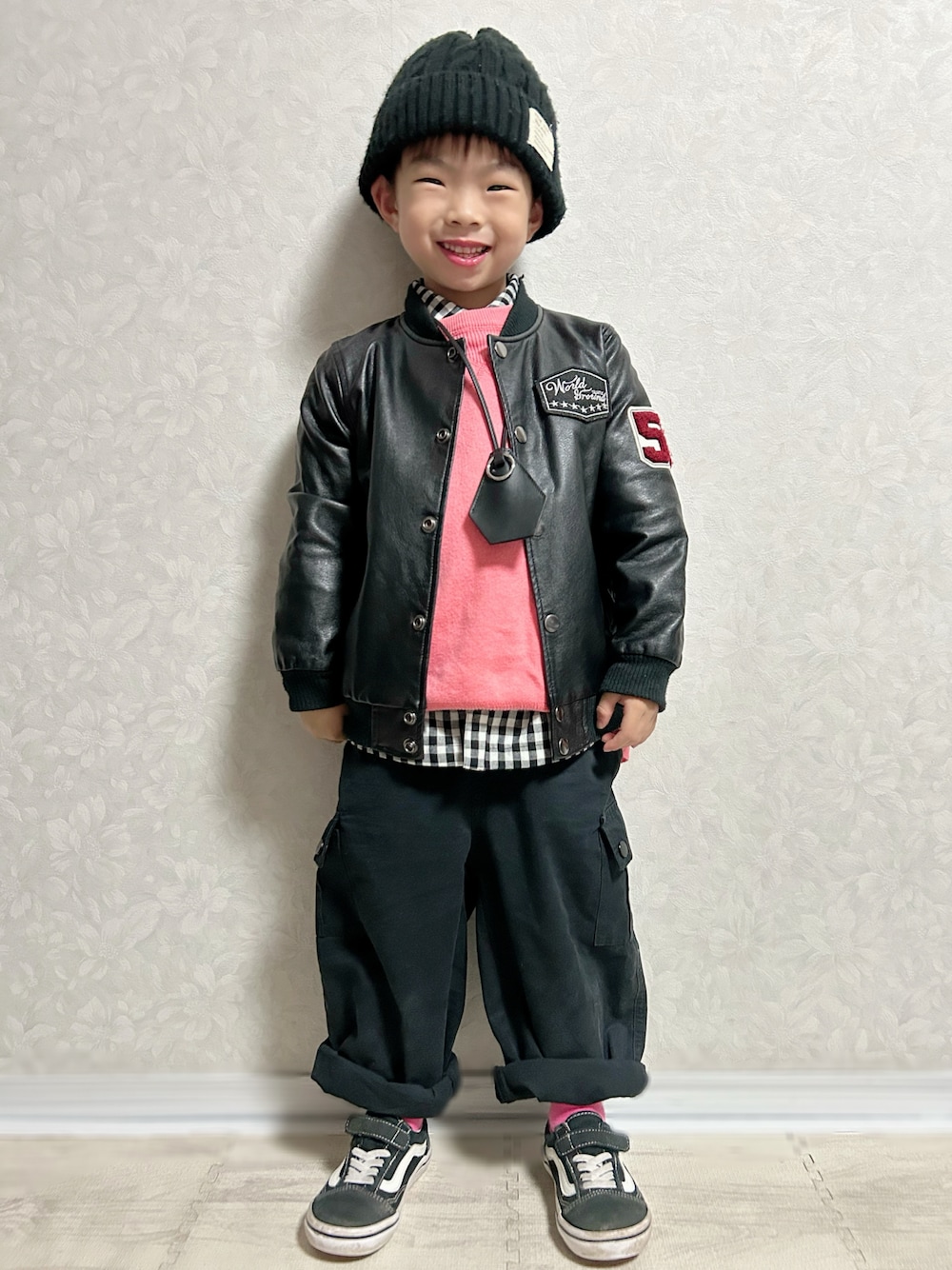 ブラック系のシャツ/ブラウス、ピンク系のニット/セーター、ブラック系のライダースジャケットを着用したキッズの秋コーディネートの1枚目の写真