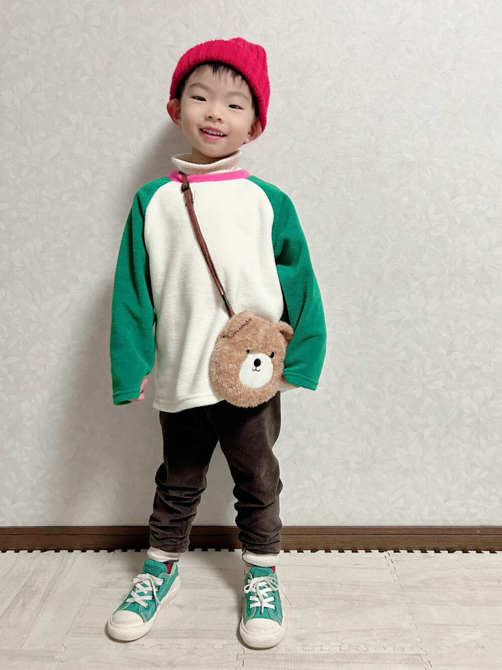 その他のTシャツ/カットソー、ホワイト系のニット/セーター、グリーン系のスニーカーを着用したキッズの冬コーディネートの1枚目の写真