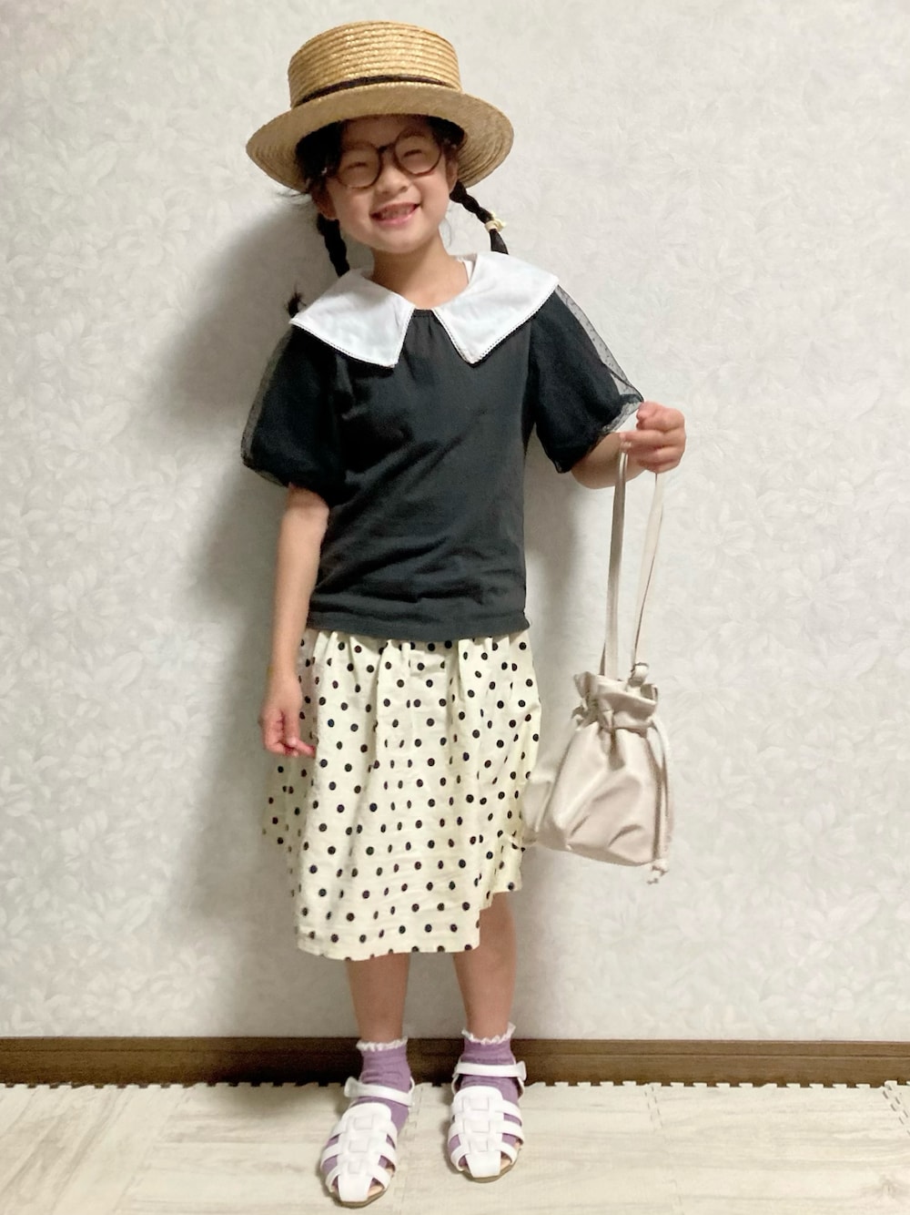 ブラック系のシャツ/ブラウス、ホワイト系のその他パンツ、ホワイト系のショルダーバッグを着用したキッズの夏コーディネートの1枚目の写真