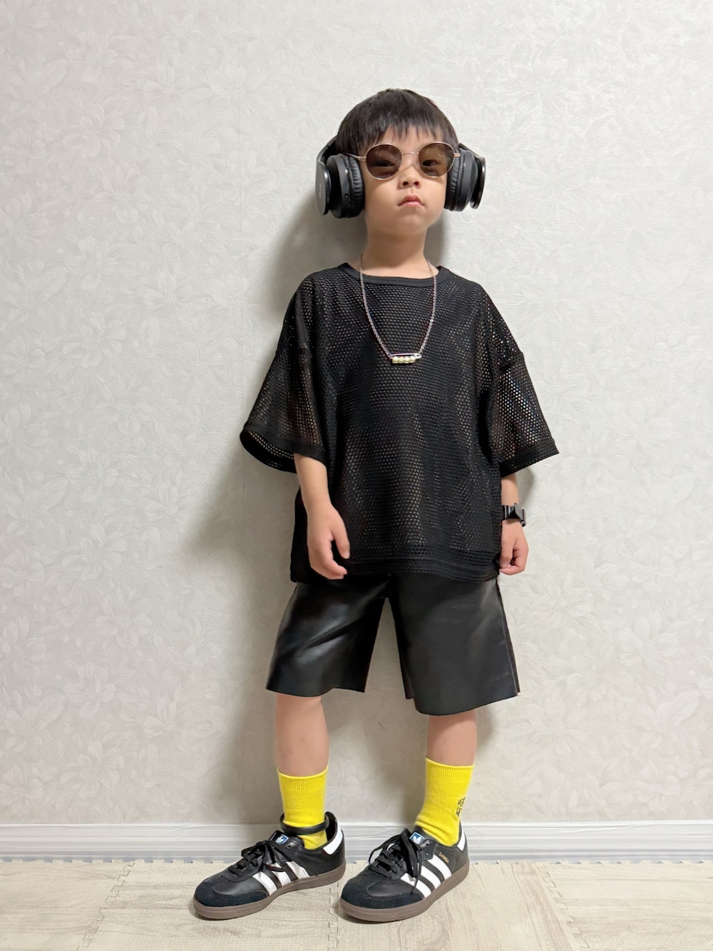 ブラック系のスニーカー、ブラック系のサンダル、ブラック系のTシャツ/カットソーを着用したキッズの夏コーディネートの1枚目の写真