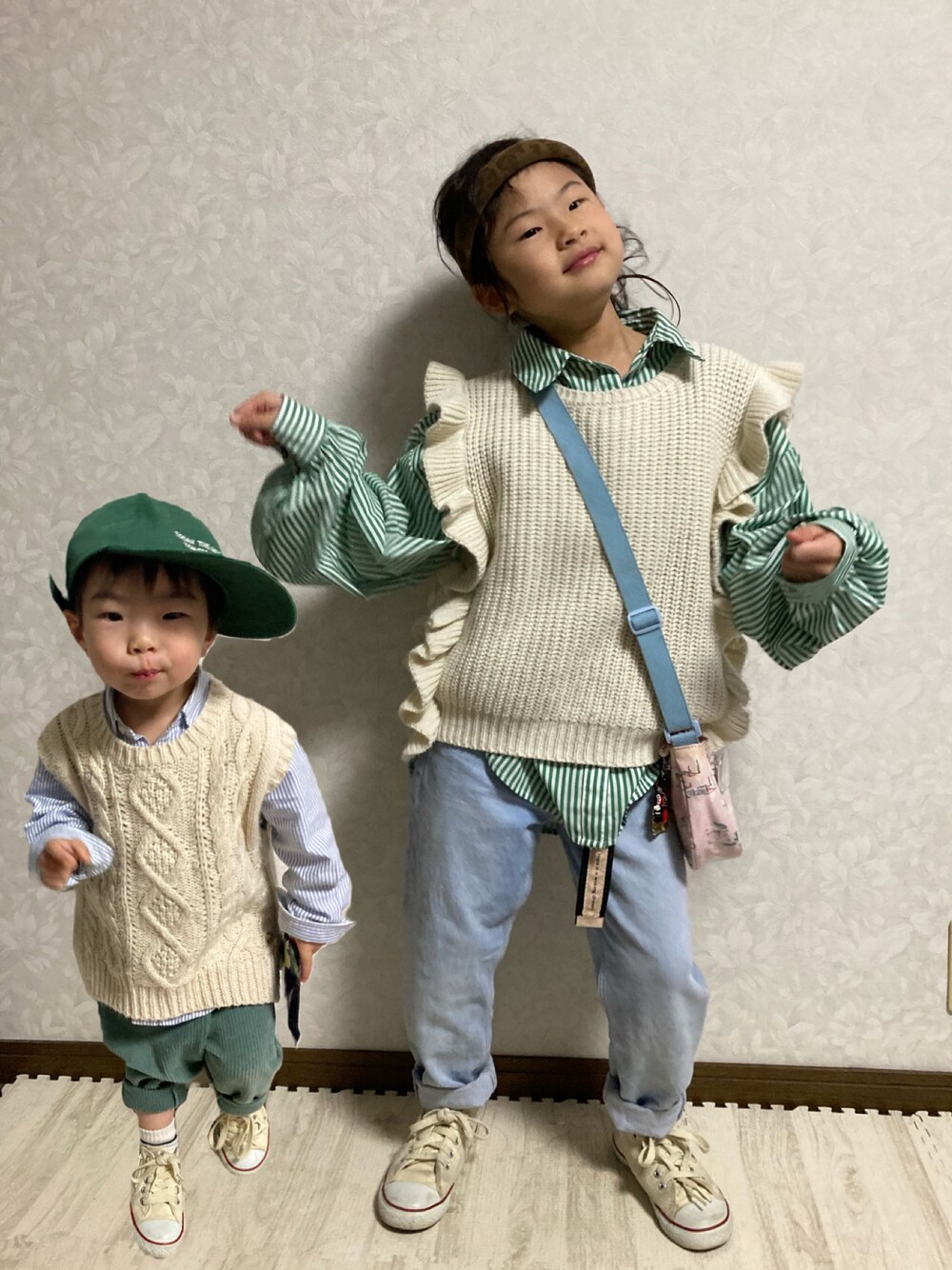 グリーン系のシャツ/ブラウス、グリーン系のその他パンツ、ブラウン系のカチューシャを着用したキッズの冬コーディネートの1枚目の写真