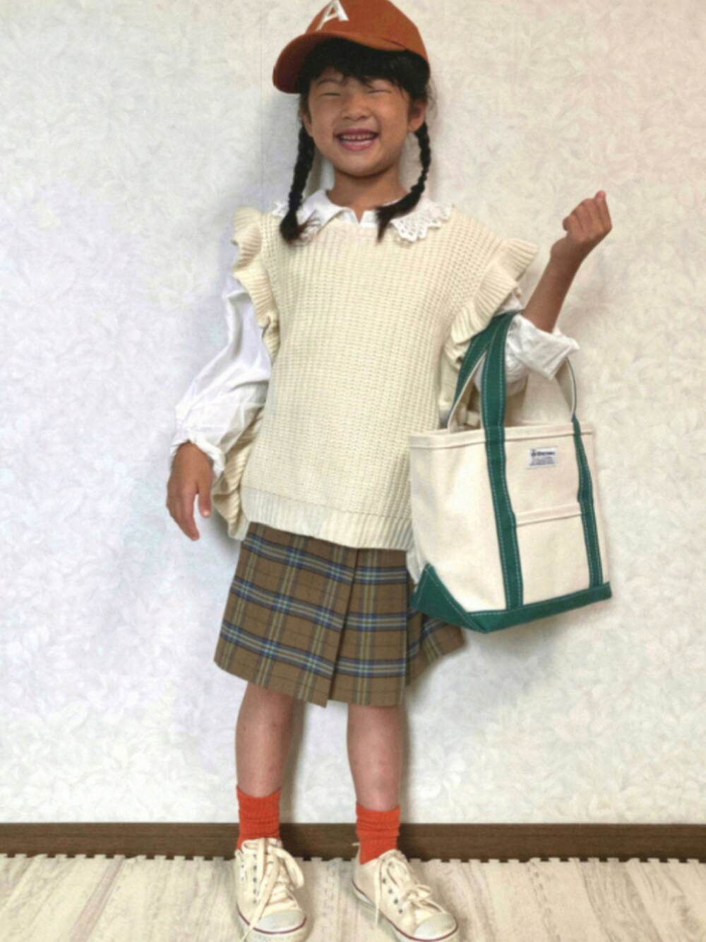 「コンバース、カジュアル、キャップ、UNIQLO、ガーリー、プチプラ、orcival、キッズコーデ、プリーツスカート、きれいめカジュアル、ローリーズファーム(LOWRYS FARM)、6歳、チェッカーず2021、チェッカーずまつり2021秋告知、ニットベスト」｜「LOWRYS FARMのツイルシシュウＣＡＰ　959856（キャップ、ブラウン系）」を使った、lenlen23さん（キッズ・80cm）の秋コーディネートの1枚目の写真