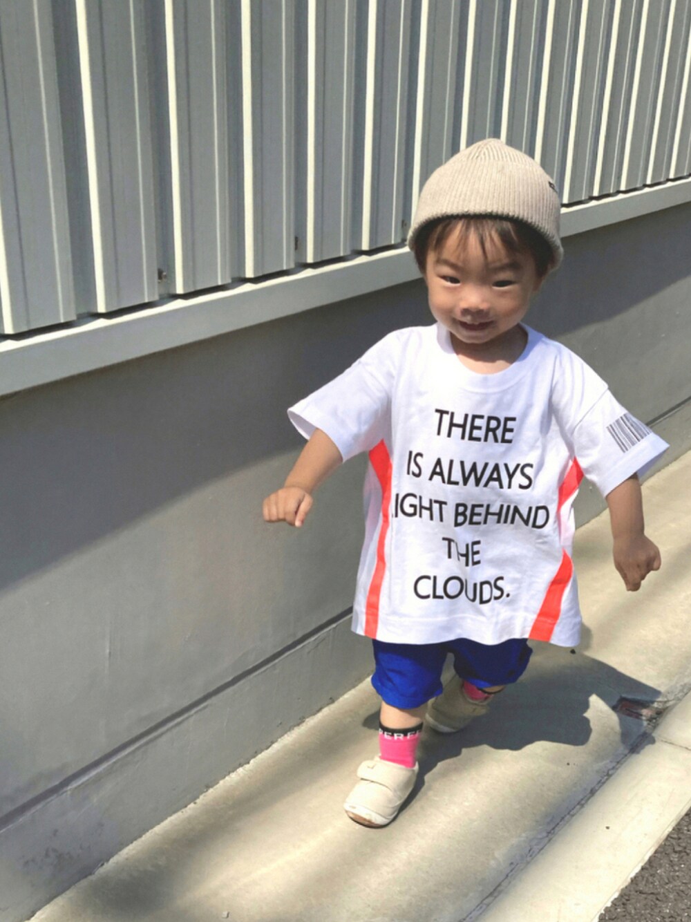 ホワイト系のTシャツ/カットソー、ブルー系のその他パンツ、ベージュ系のスニーカーを着用したキッズの夏コーディネートの1枚目の写真
