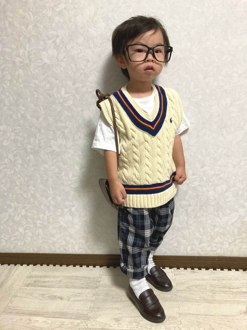 ホワイト系のTシャツ/カットソー、ホワイト系のベスト、ブルー系のその他パンツを着用したキッズの秋コーディネートの1枚目の写真