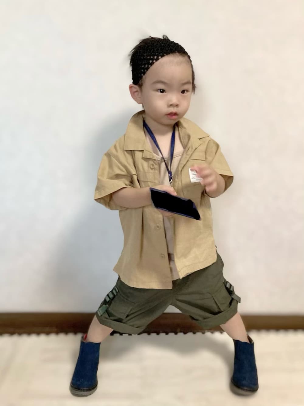 イエロー系のシャツ/ブラウス、ベージュ系のタンクトップ、グリーン系のカーゴパンツを着用したキッズの夏コーディネートの1枚目の写真