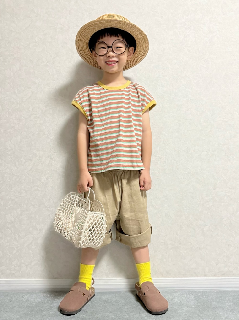 ブラウン系のTシャツ/カットソー、ベージュ系のその他パンツ、ベージュ系のトートバッグを着用したキッズの夏コーディネートの1枚目の写真