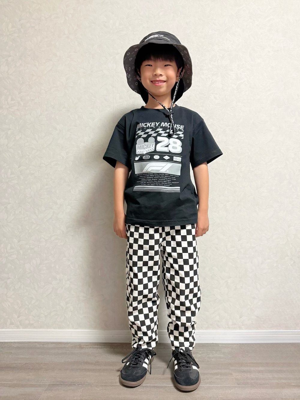 ブラック系のスウェットパンツ、ブラック系のスニーカー、ホワイト系のスニーカーを着用したキッズの夏コーディネートの1枚目の写真