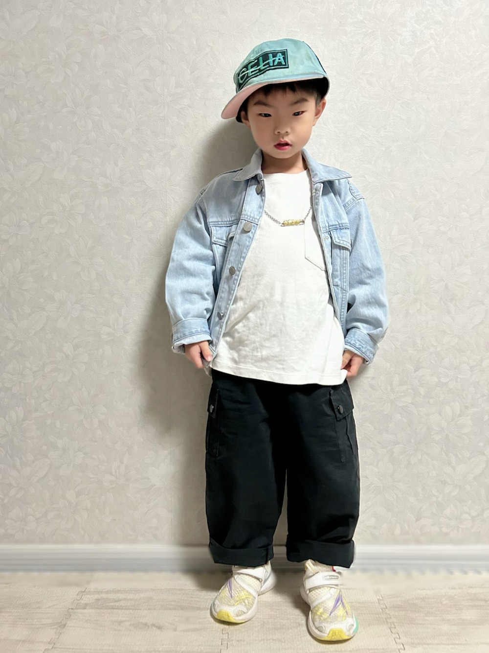 ホワイト系のTシャツ/カットソー、ブルー系のデニムジャケット、ブラック系のカーゴパンツを着用したキッズの冬コーディネートの1枚目の写真