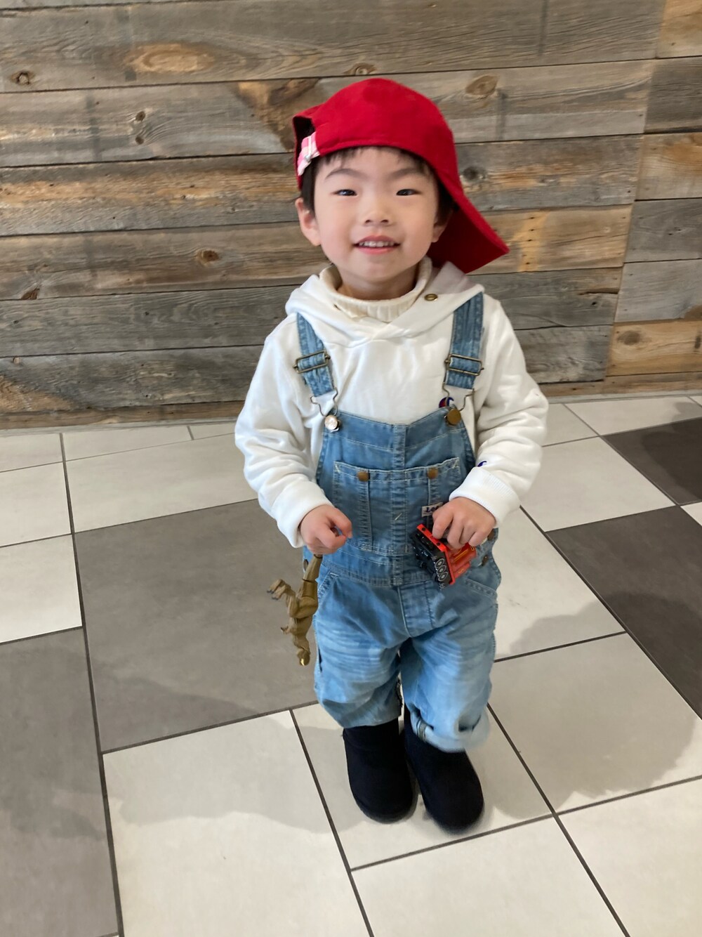 ホワイト系のニット/セーター、ホワイト系のパーカー、ブルー系のサロペット/オーバーオールを着用したキッズの春コーディネートの1枚目の写真