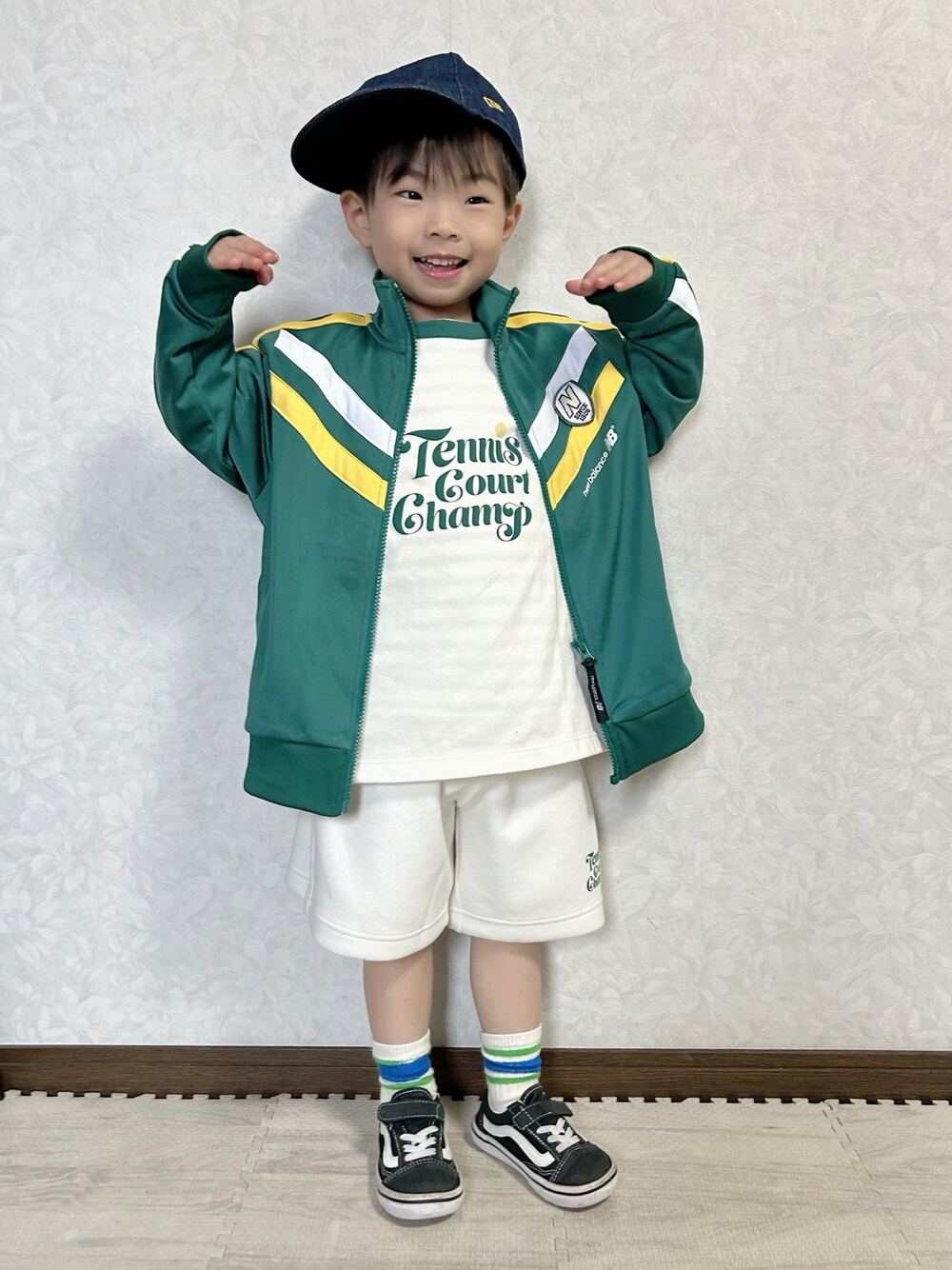 「春コーデ、春夏コーデ、カジュアルコーデ、スポーツミックス、ストリート、セットアップ、トラックジャケット、キャップ、ショートパンツ、レイヤードスタイル、靴下オタク、スウィーツ同盟会、ビッグシルエット、古着MIX、ハーフパンツ」｜「NEW ERAの無人古着屋さんで500円でGET❣️ アジャスターで53cm位まで被れそう（キャップ、ブルー系）」を使った、lenlen23さん（キッズ・100cm）の春コーディネートの1枚目の写真