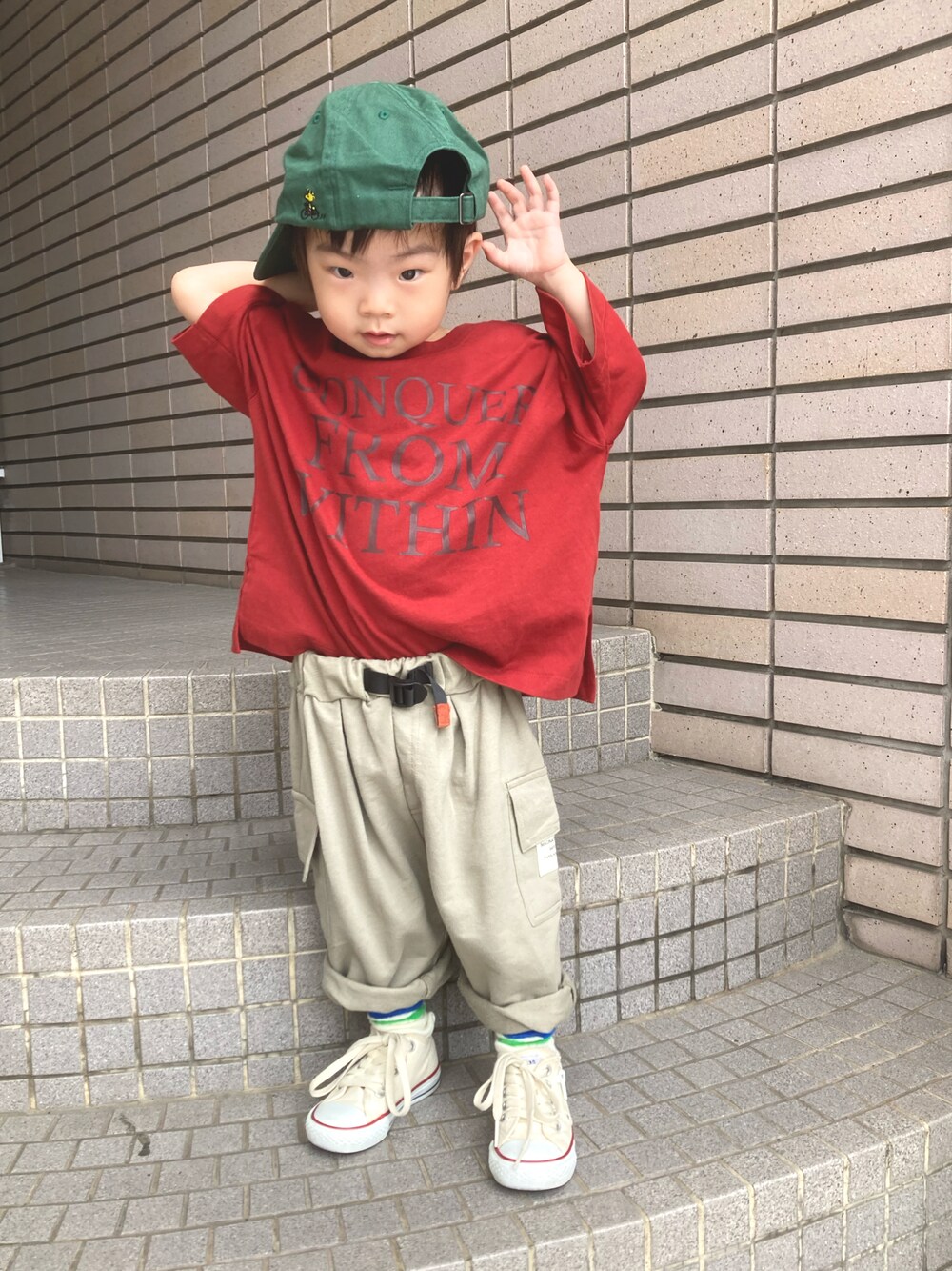 レッド系のTシャツ/カットソー、グリーン系のスウェットパンツ、グリーン系のキャップを着用したキッズの夏コーディネートの1枚目の写真