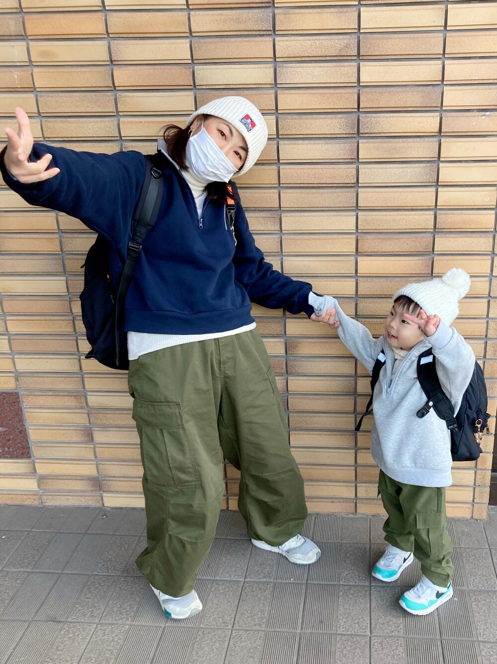 ブルー系のスウェット、ホワイト系のニット/セーター、グリーン系のカーゴパンツを着用したキッズの冬コーディネートの1枚目の写真