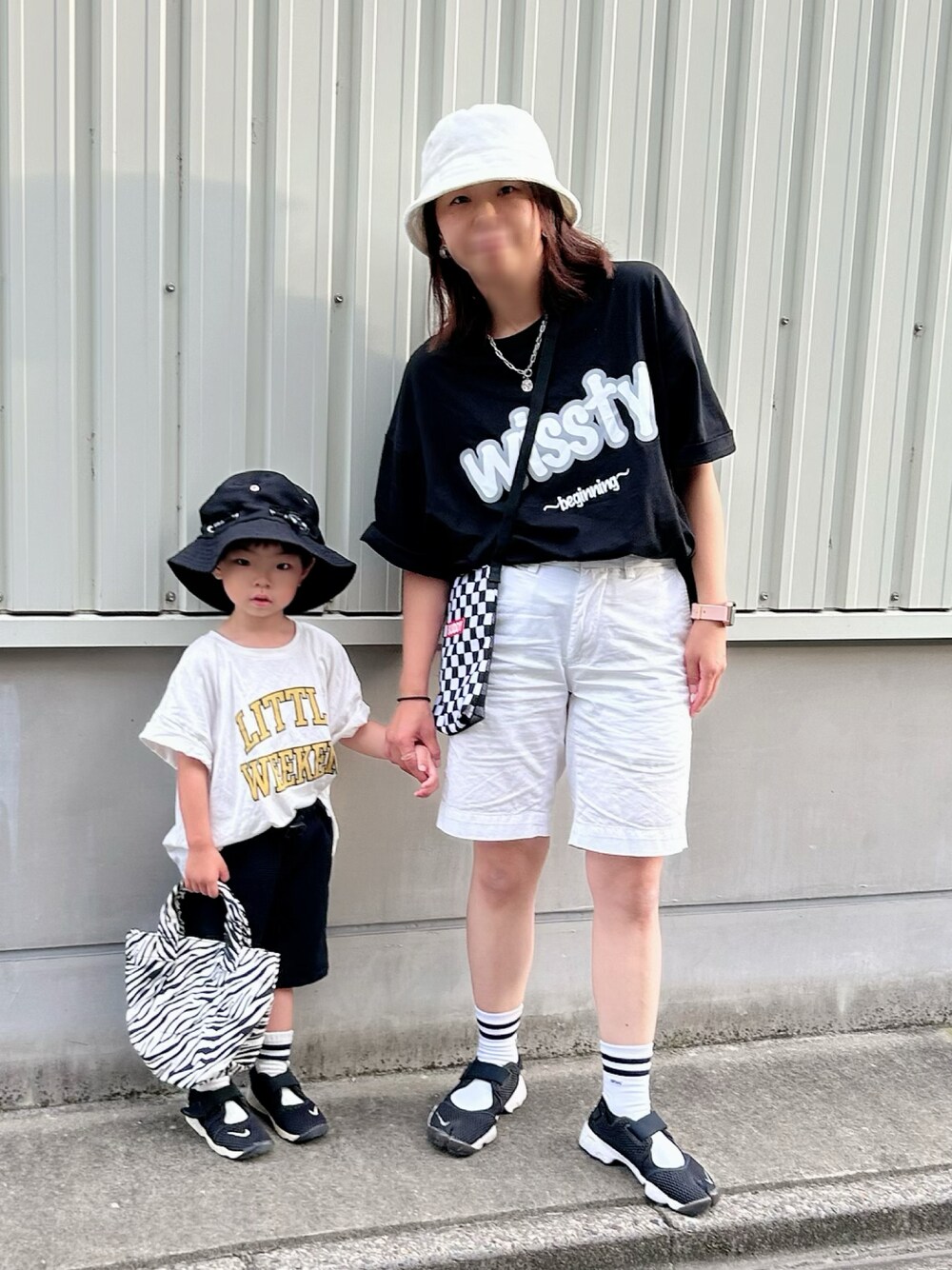 ブラック系のTシャツ/カットソー、ホワイト系のその他パンツ、ブラック系のサンダルを着用したキッズの夏コーディネートの1枚目の写真
