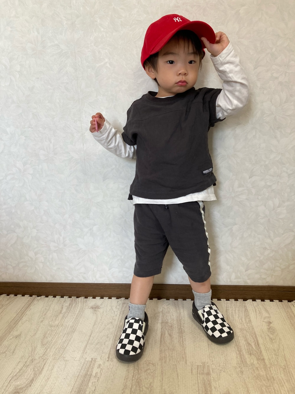 「ごきげんウィーク、ZOZOKIDSDAY、セットアップ、プチプラ、キャップ、カラー×コーデ、ストリートMIX、レイヤードスタイル、アウトドアスタイル、休日スタイル、カラーソックス、カジュアルコーデ、チェッカーフラッグ、モノトーン、スリッポン」｜「NEW ERAのNEW ERA/ニューエラ キッズ キャップ 12654223（キャップ、レッド系）」を使った、lenlen23さん（キッズ・90cm）の春コーディネートの1枚目の写真