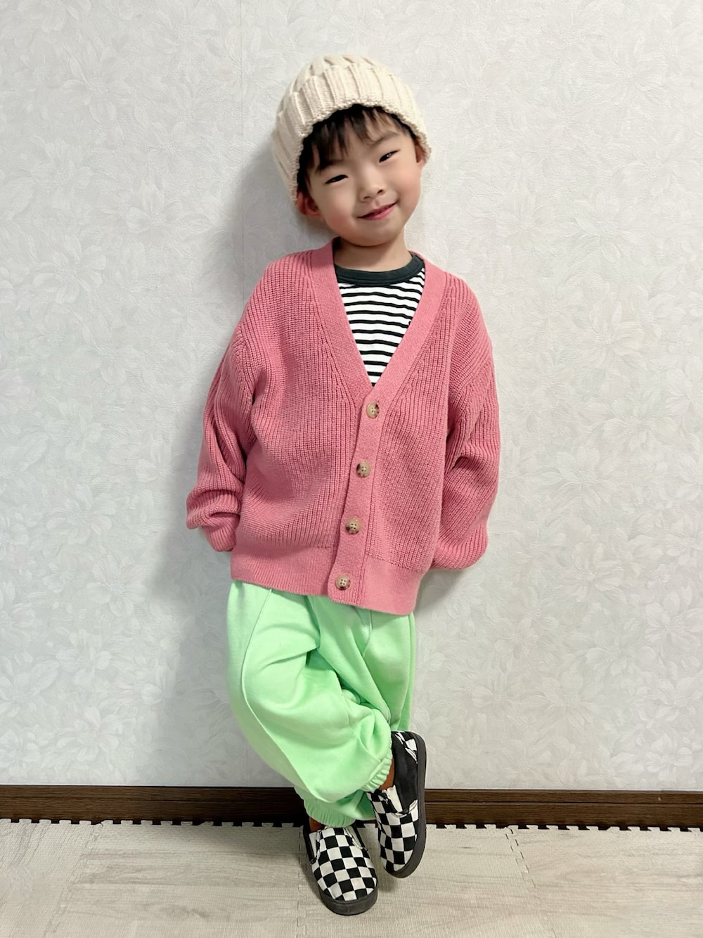 その他のTシャツ/カットソー、ピンク系のカーディガン/ボレロ、グリーン系のスウェットパンツを着用したキッズの冬コーディネートの1枚目の写真