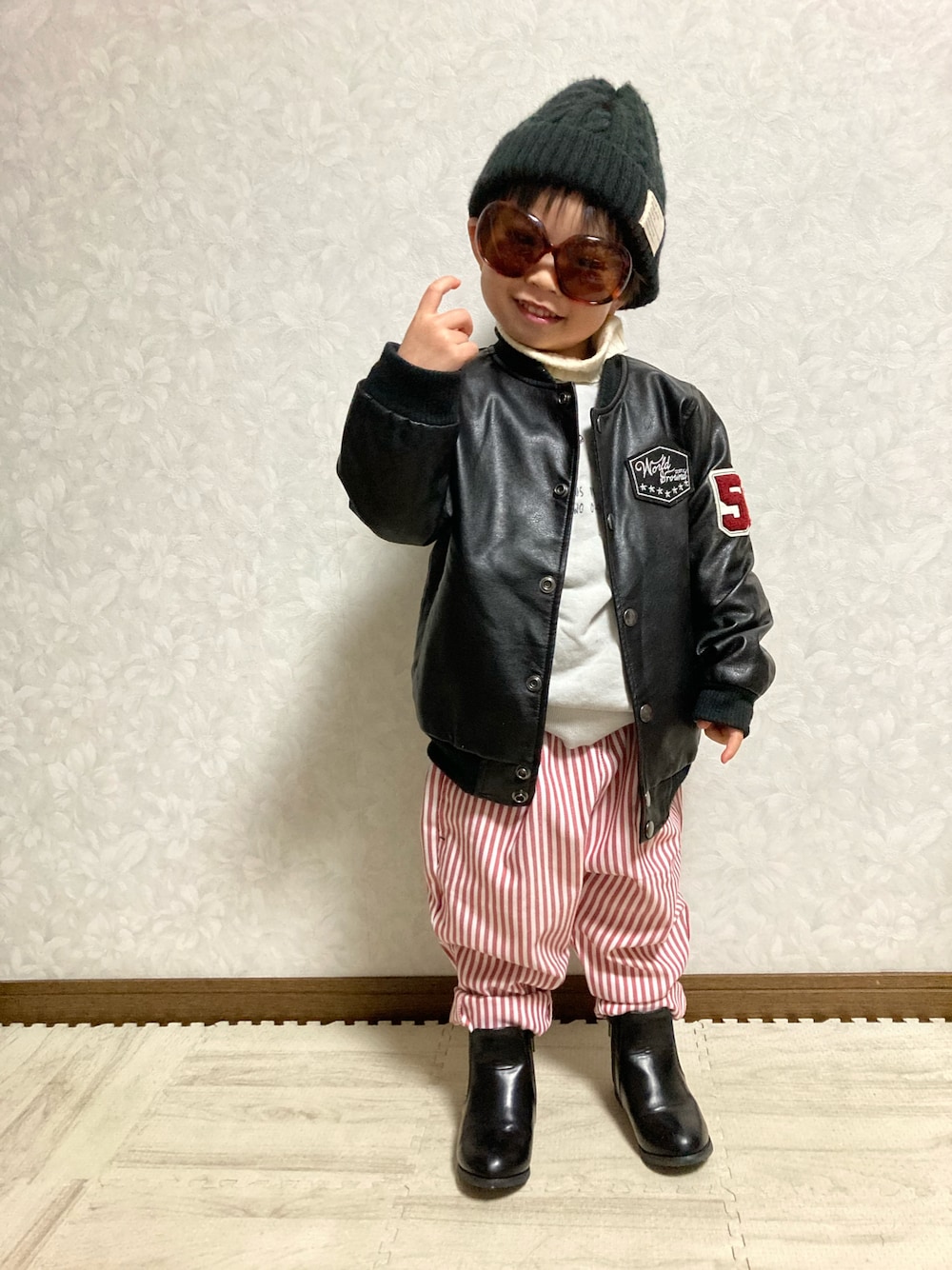 「カジュアルコーデ、シンプルコーデ、レイヤードスタイル、ブーツ、サイドゴアブーツ、春コーデ、ストライプパンツ、ビッグシルエット、プチプラ、スウィーツ同盟会、スウェット、モード、モードストリート、ビタミンカラー、休日スタイル」｜「西松屋のアイテム（キャップ、ブラック系）」を使った、lenlen23さん（キッズ・90cm）の冬コーディネートの1枚目の写真