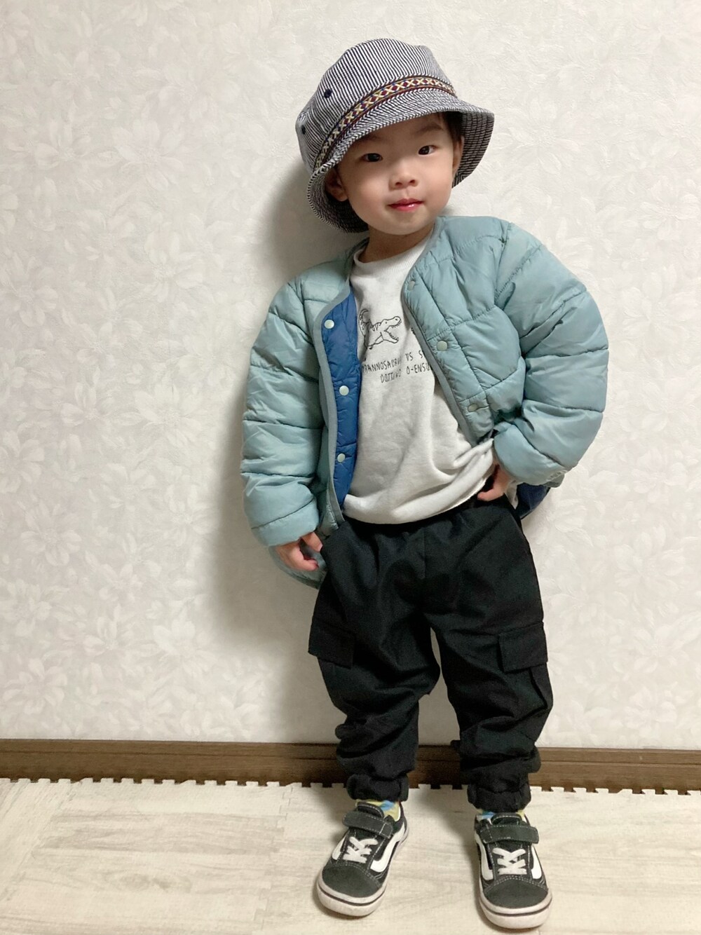 「beams mini、ビームスミニ、BEAMS、ビームス、ブルゾン、ストリート、カーゴパンツ、ビッグシルエット、ロゴスウェット、冬コーデ、ダウンジャケット、PR、バケットハット、スニーカー、ジャケット」｜「BEAMS miniのBEAMS mini / サーモライト 中綿 ノーカラー ブルゾン (90～150㎝)（ブルゾン、ブルー系）」を使った、lenlen23さん（キッズ・90cm）の秋コーディネートの1枚目の写真